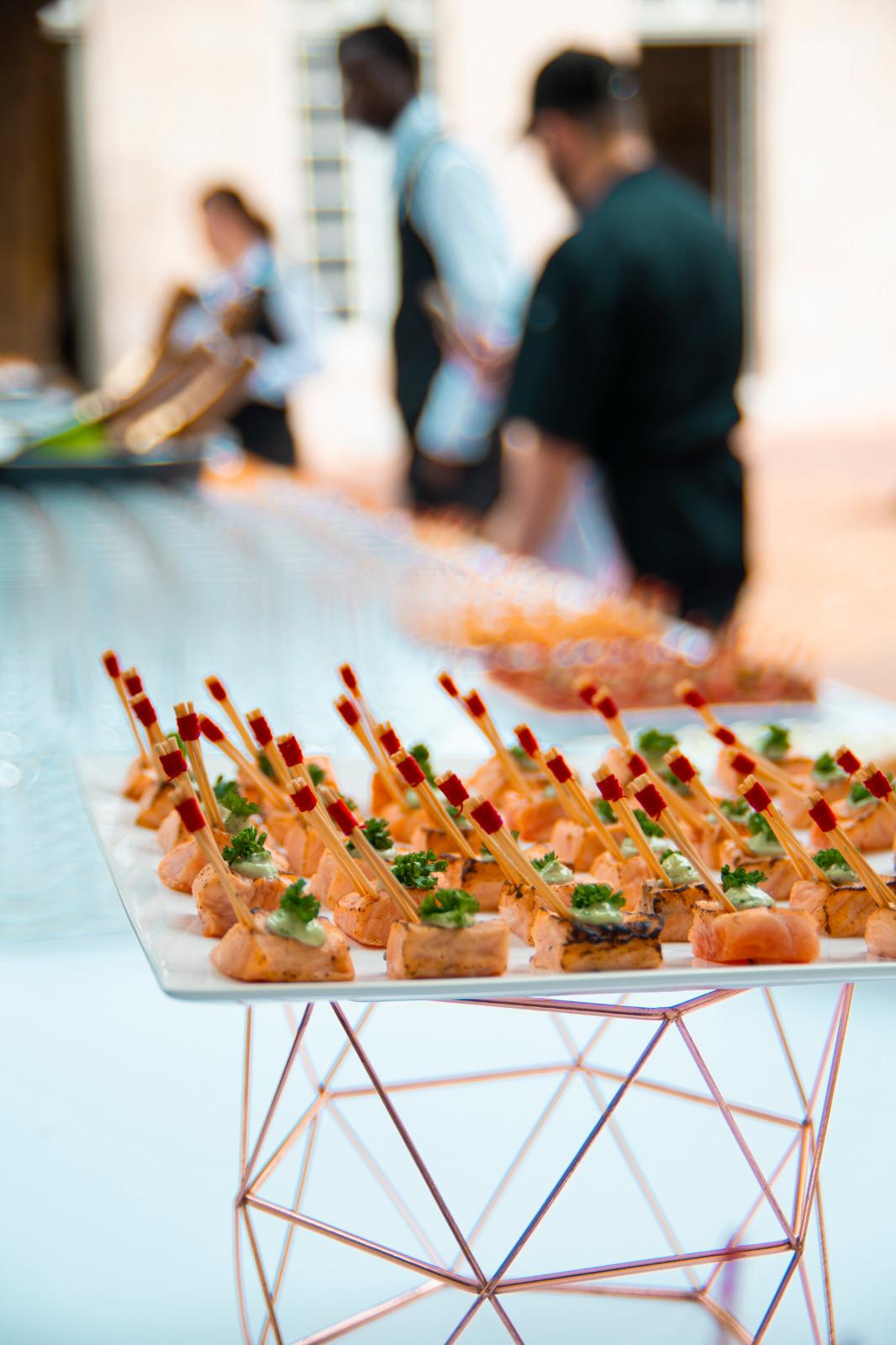 Pièces cocktail sur buffet, saumon et invités