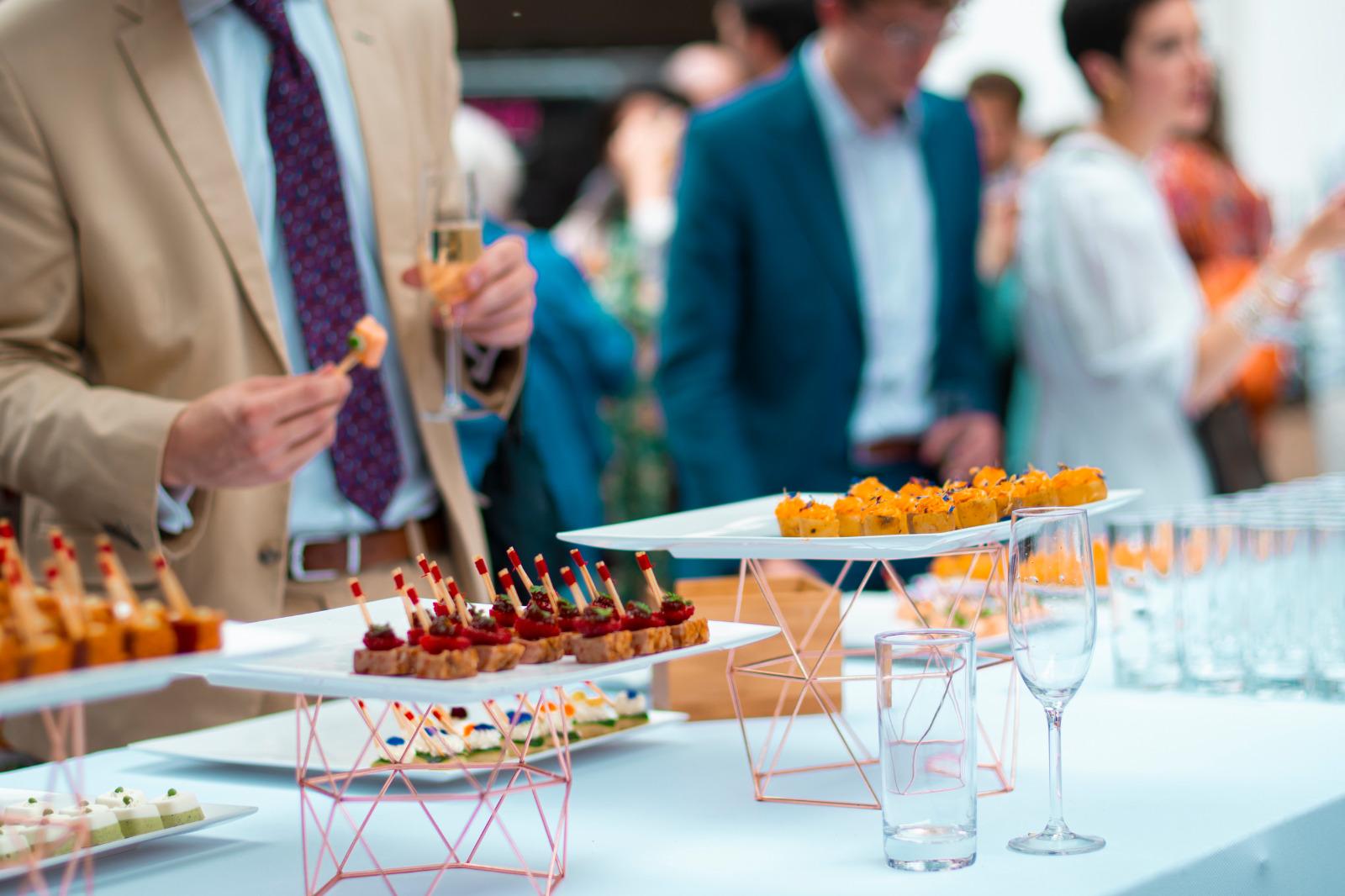 Buffet cocktail avec pièces cocktail et invités