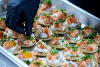 Préparation de pièces cocktail avec saumon et herbes fraiches